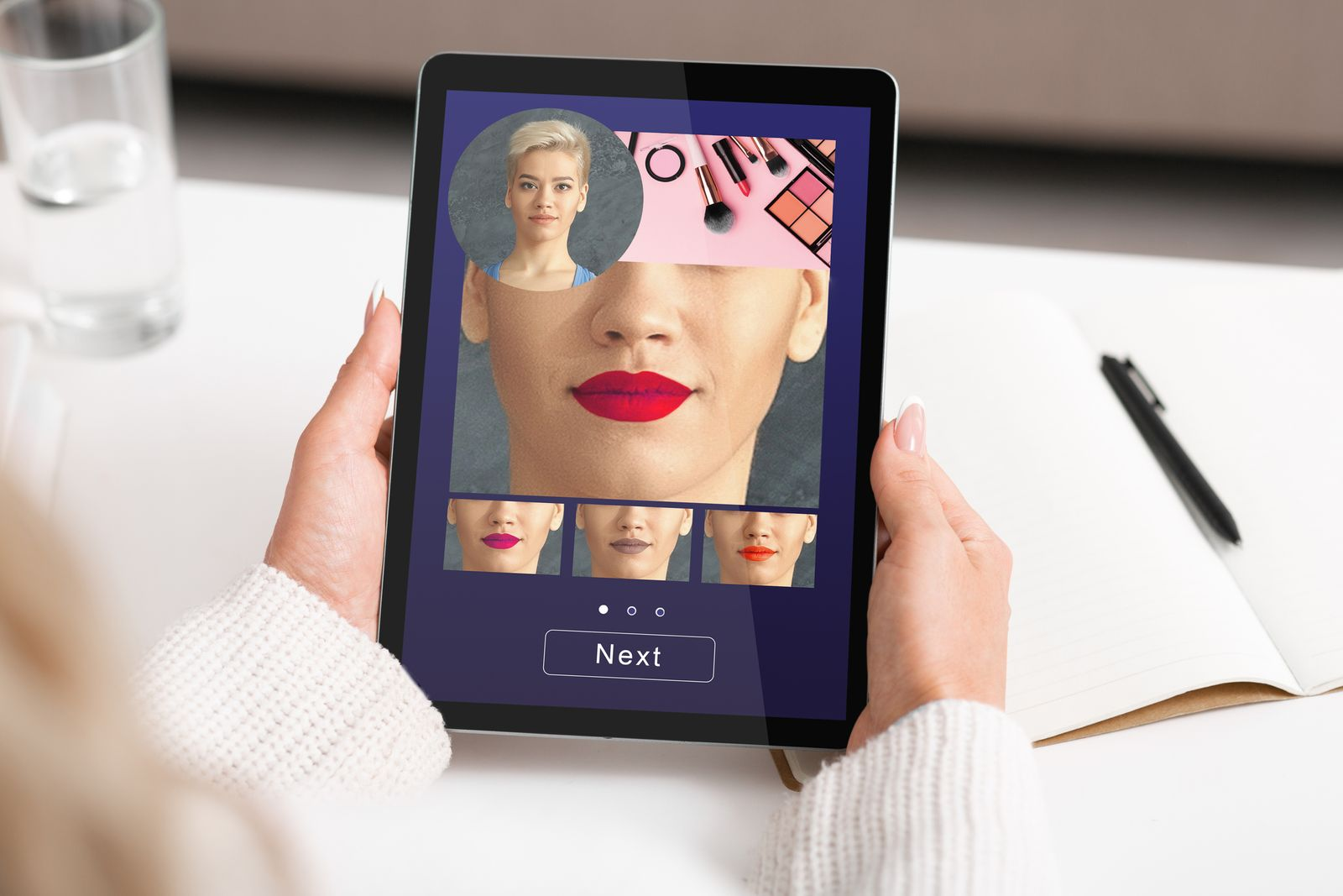 Mujer probando maquillaje con una aplicación de simulación en su tablet