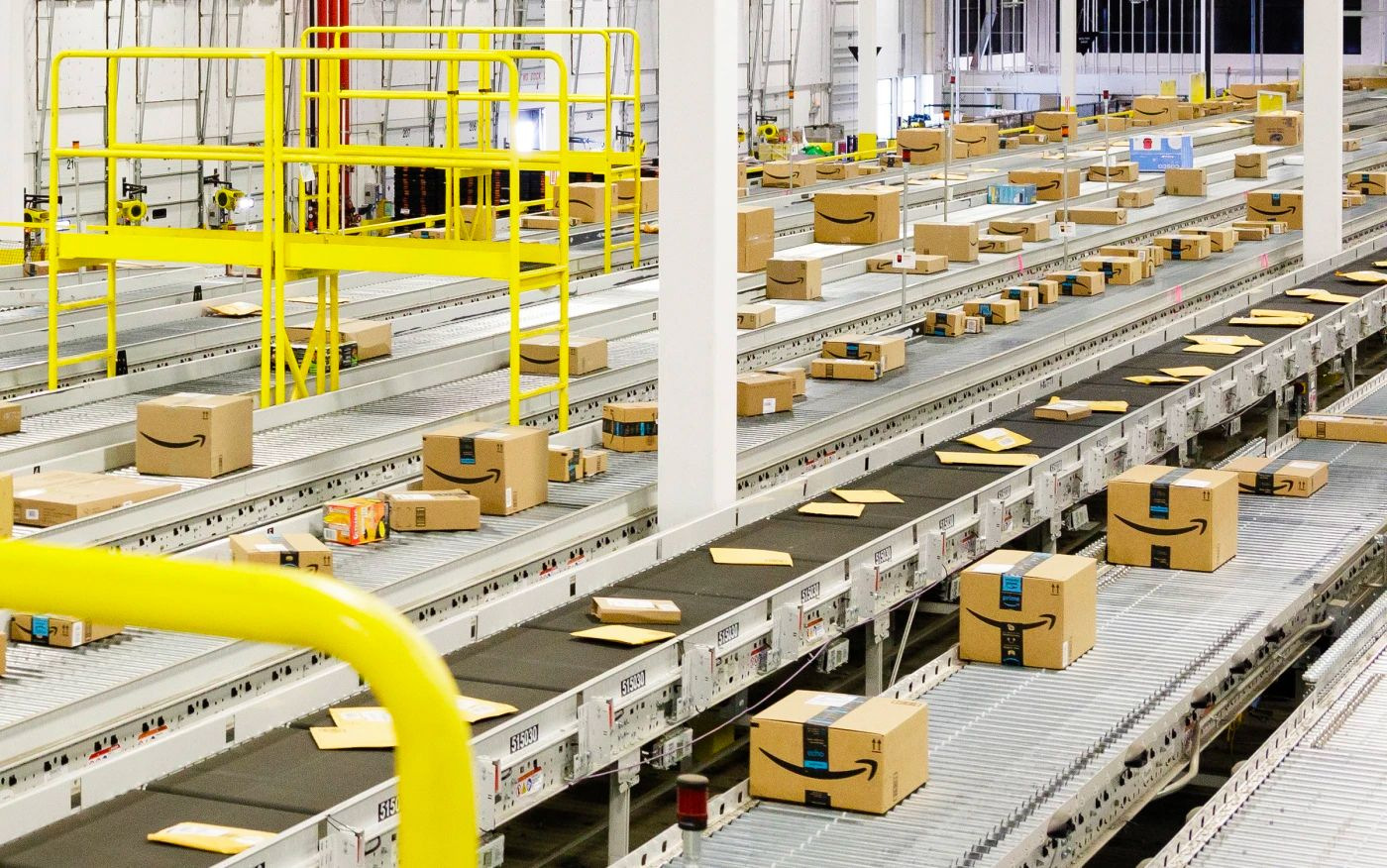 Cajas en el centro logístico de Amazon