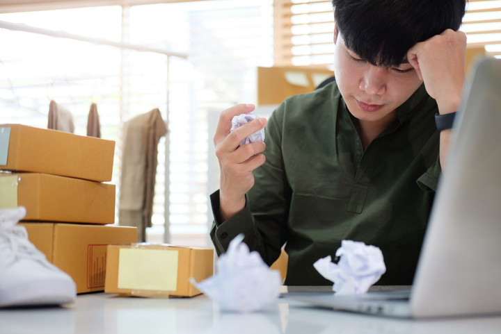 Joven emprendedor preocupado por el aumento en la tasa de devoluciones