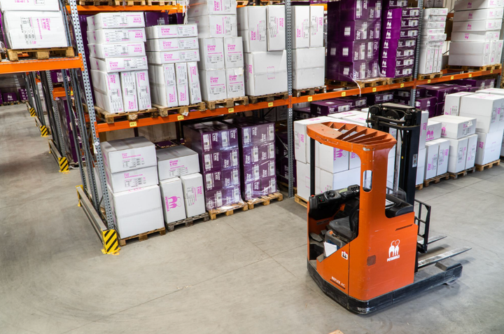 Optimiza tu inventario con una correcta organización del inventario de almacén, revisiones periódicas, códigos de barras en papel y un control preciso del stock.