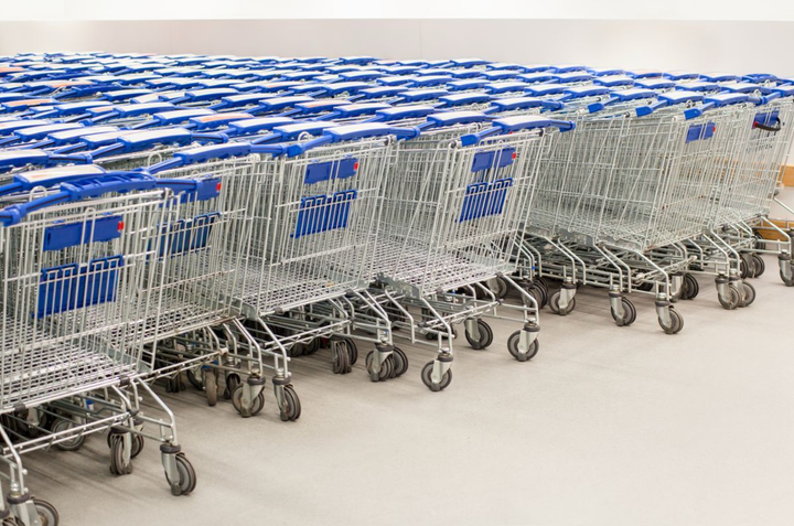 Carritos de compra apilados en la entrada de un supermercado.