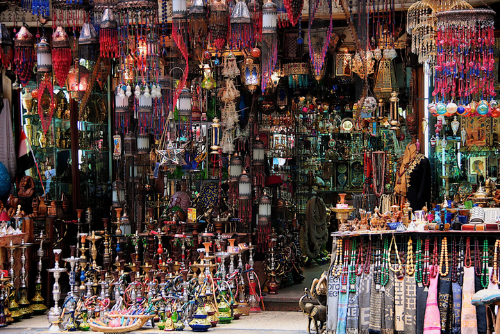 Tienda de recuerdos en El Cairo, Egipto, con artesanías coloridas y objetos tradicionales en exhibición.