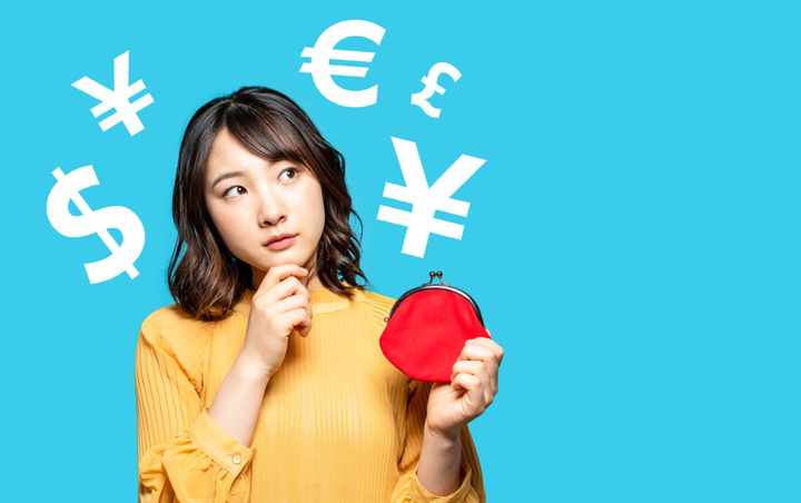 Joven asiática sosteniendo una cartera