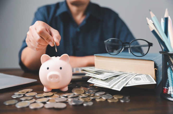 Ahorro con monedas, inversión bancaria y educación financiera