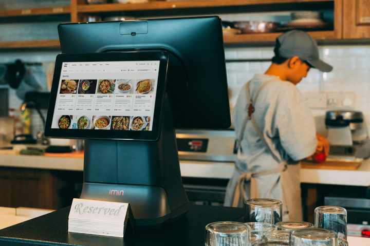 Un restaurante concurrido con el personal preparando pedidos.