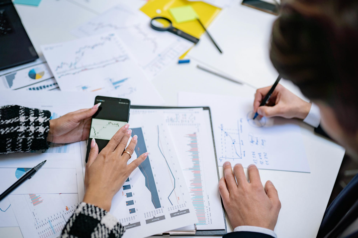 Inventario Perpetuo vs. Periódico: ¿Cuál es la Diferencia?