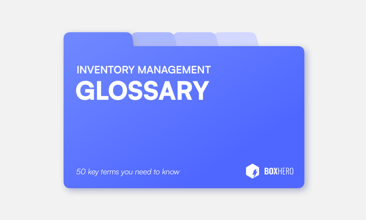 Gráfico de carpeta digital azul con el texto:  Glosario de Gestión de Inventario: 50 términos clave que necesitas conocer  con el logo de BoxHero